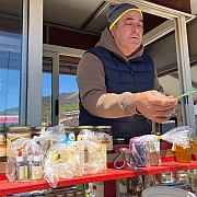 065 Deze man verkoopt geweldige honing we moesten alle smaken van hem proeven